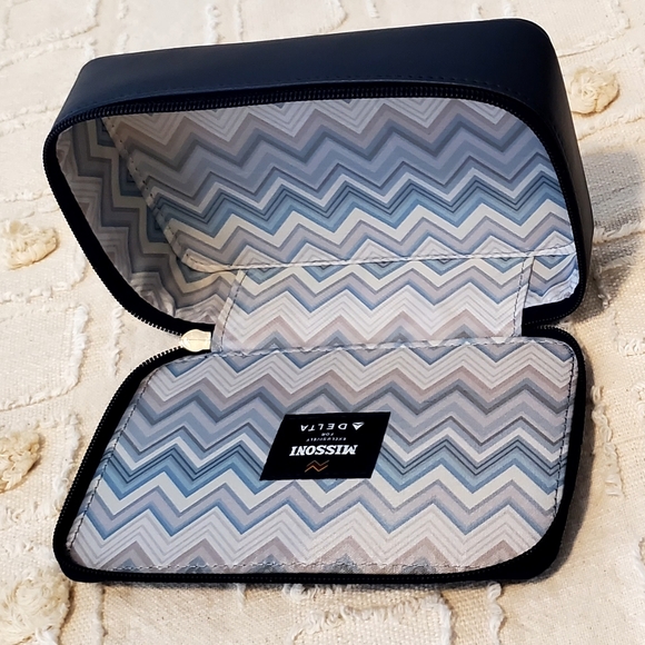 Missoni Navy Blue Chevron Zip Travel Case, Lined, Branded Zip Pull, Never Used - Picture 5 of 12